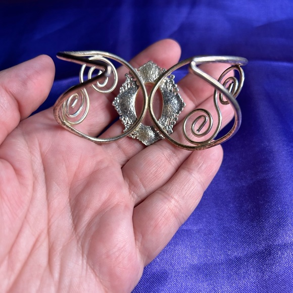 Gorgeous unbranded Silver Tone Metal Adjustable bracelet. - Picture 3 of 7